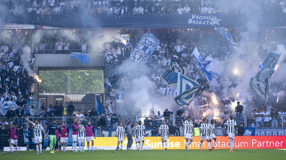 Die Zuercher jubeln nach dem 0:2 im Fussball Meisterschaftsspiel der Super League zwischen dem FC Basel 1893 und dem FC Zuerich im Stadion St. Jakob-Park in Basel, am Sonntag, 1. Mai 2022. (KEYSTONE/G ...