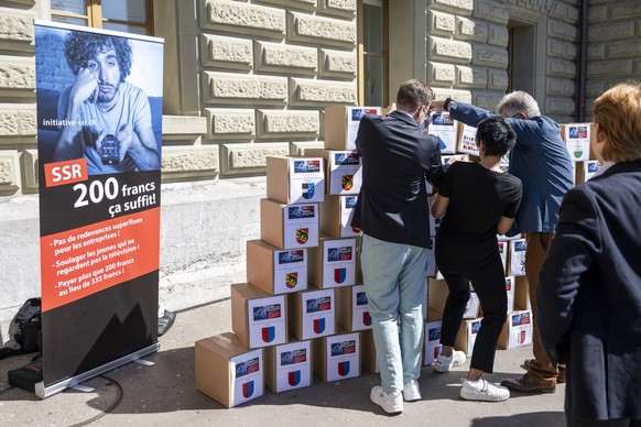 SVP-Mitglieder reichen die SRG-Initiative &quot;200 Franken sind genug&quot; ein, am Donnerstag, 10. August 2023, in Bern. Die Initiative verlangt die Senkung der Serafe Gebuehren von jaehrlich 335 au ...