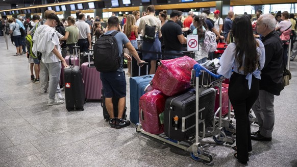 epa10733745 People wait at the check-in counters before departing for their holidays at Zurich airport, Switzerland, 08 July 2023. EPA/ENNIO LEANZA