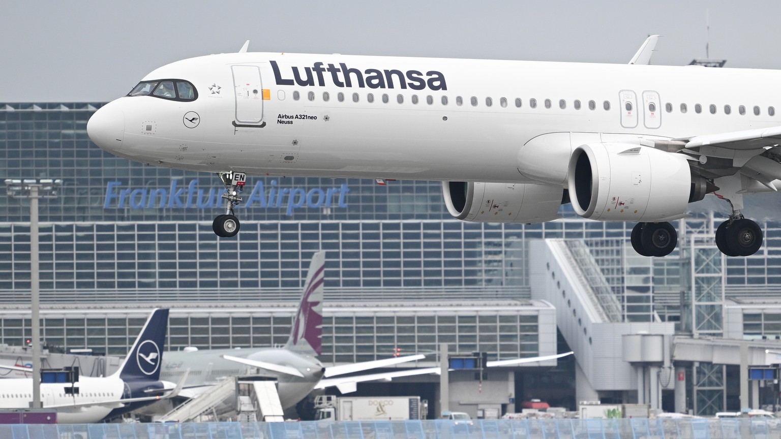 14.02.2024, Hessen, Frankfurt/Main: Ein Airbus A321 neo der Lufthansa landet am Frankfurter Flughafen. Der Flughafenbetreiber Fraport AG feiert in diesem Jahr sein 100-j