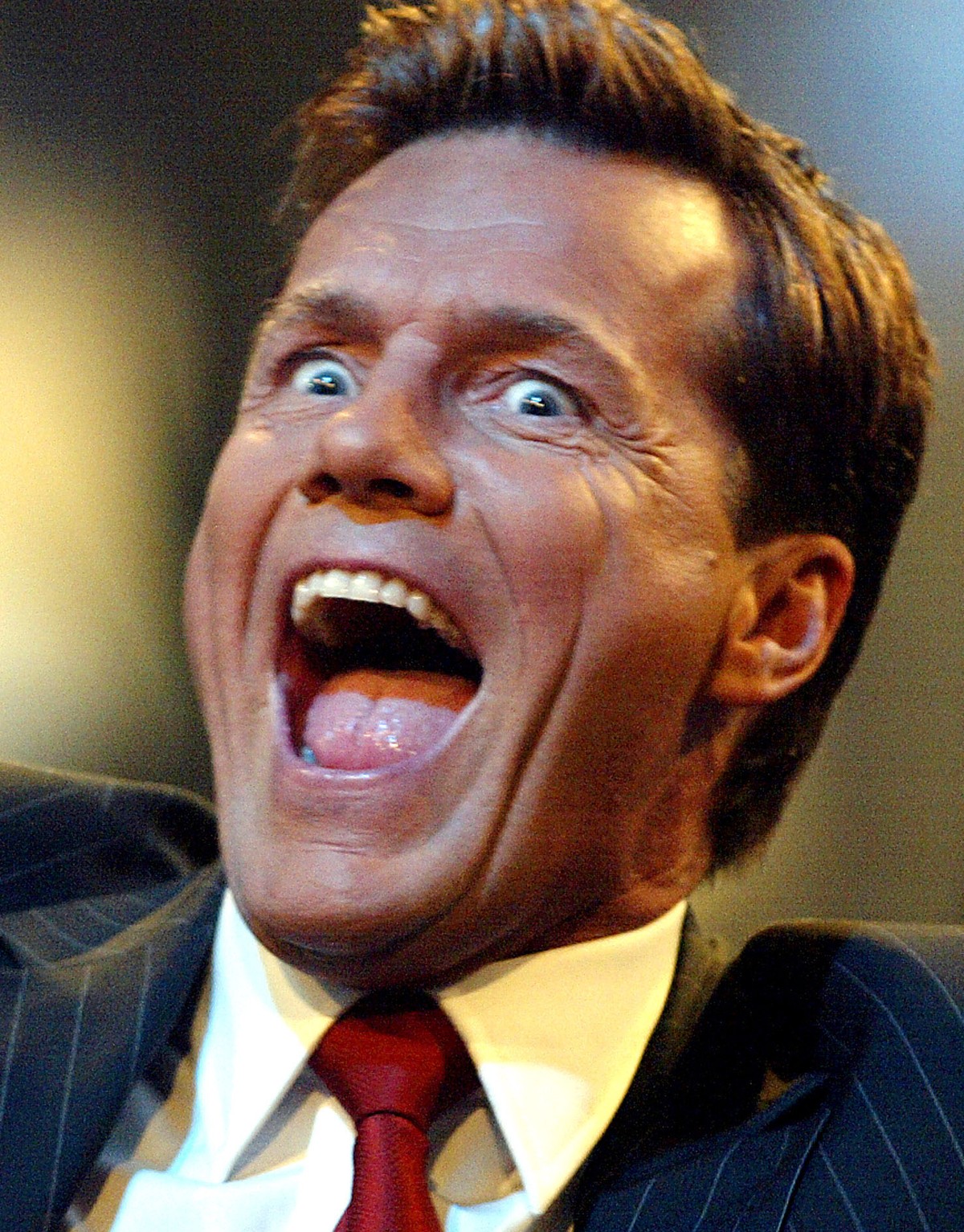 Jurymitglied Dieter Bohlen lacht waehrend der RTL-Sendung "Superstar Live Celebration" am Samstag, 15. Maerz 2003, in einem Fernsehstudio in Koeln. (KEYSTONE/AP Photo/Martin Meissner)