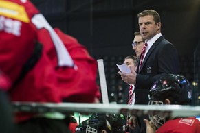 Der Schweizer Coach Manuele Celio muss nach dem 0:5 gegen Tschechien nochmals über die Bücher.