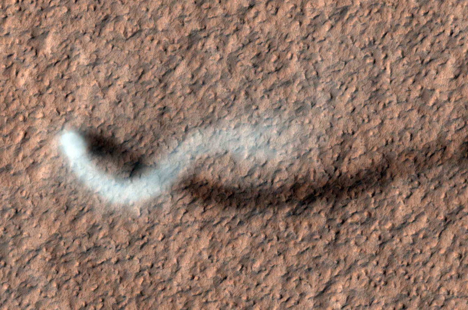 Es geht auch kleiner: Dieser Staubteufel (Staubtrombe, Dust Devil), aufgenommen im Februar 2012 vom&nbsp;Mars Reconnaissance Orbiter, hat einen Durchmesser von rund 30 Metern. Der abgebildete Ausschnitt ist insgesamt 644 Meter breit. Die Staubfahne dürfte – wie sich aus ihrem Schatten berechnen lässt – etwa 800 Meter hoch sein.&nbsp; &nbsp; &nbsp;