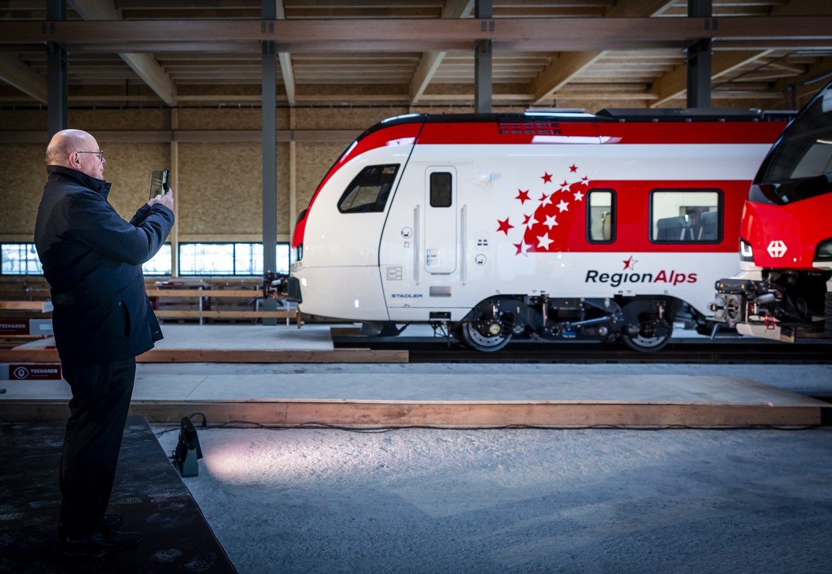 Vincent Ducrot, CEO SBB macht mit einem Smartphone ein Foto eines neuen Flirt Evo Zuges waehrend einer gemeinsamen Praesentation der SBB, Thurbo und RegionAlps von neuen Flirt Evo Zuegen der Stadler R ...
