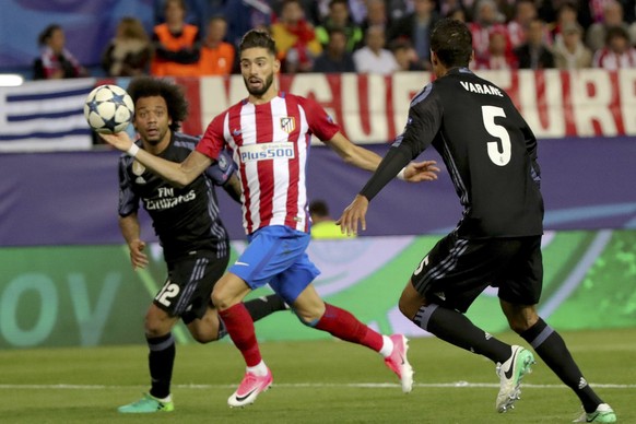 epa05955921 Atletico Madrid&#039;s Yannick Ferreira Carrasco (C) vies for the ball with Real Madrid&#039;s Marcelo (L) and Raphael Varane (R) during the UEFA Champions League semifinal second leg matc ...