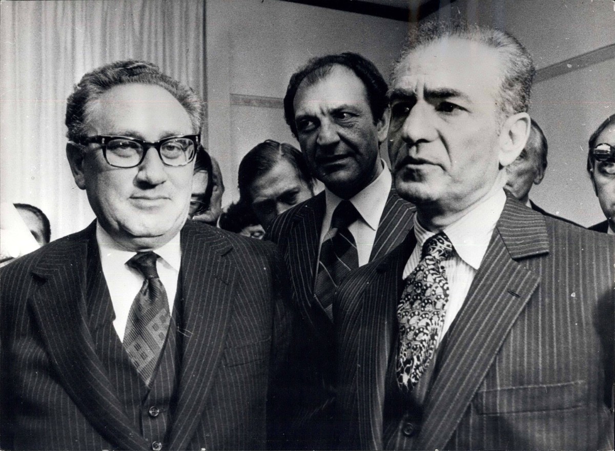 Feb. 19, 1975 - Dr. Kissinger Meets The Shah of Iran, In Zurich. Photo Shows:- Dr. Henry Kissinger (left), the U.S. Secretary of State, pictured with the Shah of Iran after they had lunched at a Zuric ...