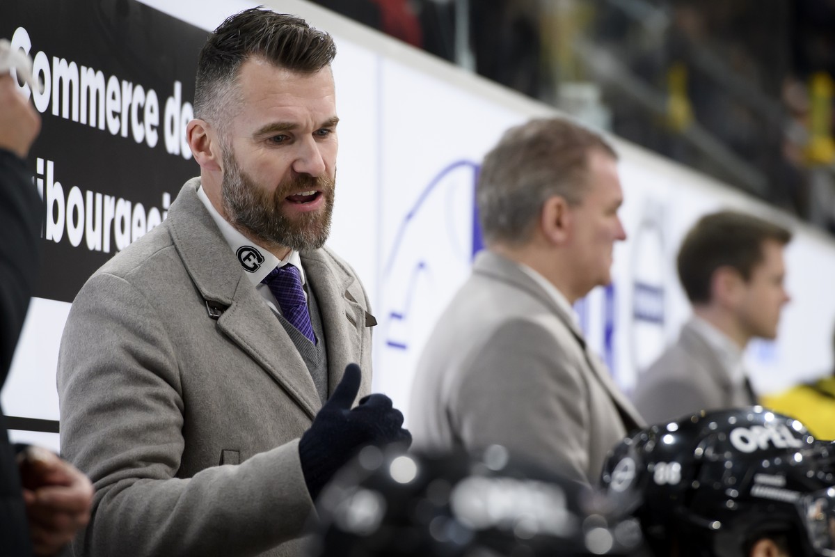 Cheftrainer und Sportdirektor Christian Dube, links, spricht an der Seite von Coach Advisor Sean Simpson, und Assistenztrainer Pavel Rosa, beim Eishockey Meisterschaftsspiel der National League A zwis ...