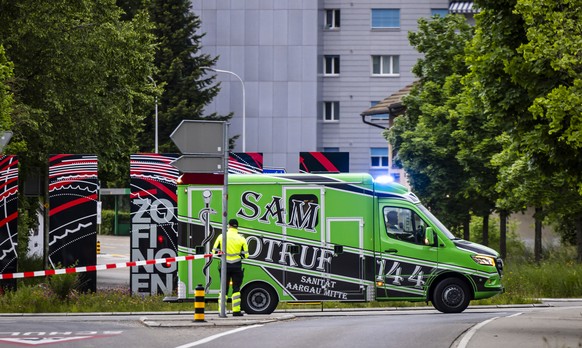 Ein Einsatzfahrzeug der Ambulanz beim Bildungszentrums Zofingen BZZ nach einem Messerangriff eines unbekannten Mannes auf mehrere Personen an verschiedenen Orten in Zofingen am Mittwoch, 15. Mai 2024. ...