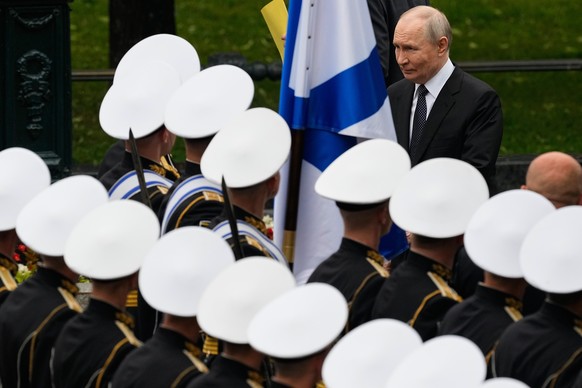epa13056547 Russian President Vladimir Putin arrives to attend a wreath-laying ceremony marking the 85th anniversary of the Nazi German invasion of the Soviet Union in World War II on the Remembrance  ...