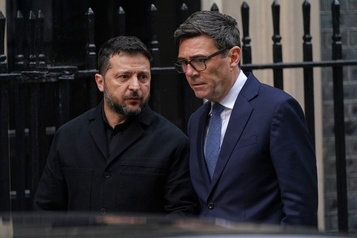 Britain's Prime Minister Andy Burnham says goodbye to Ukraine's President Volodymyr Zelenskyy after their meeting at 10 Downing Street in London, Wednesday, Oct. 14, 2026.(AP Photo/Alberto P ...