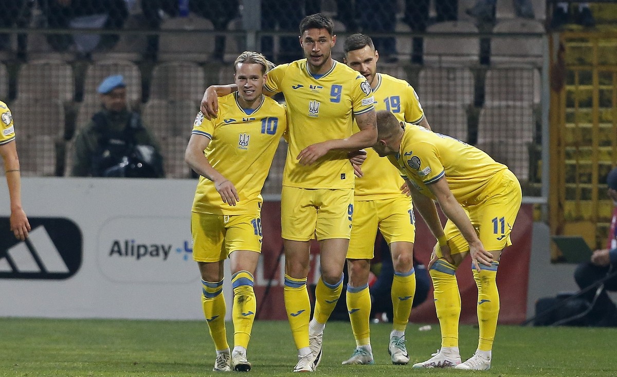 epa11235144 Roman Yaremchuk of Ukraine (C) celebrates with teammates after scoring for the 1-1 goal during the UEFA EURO 2024 play-offs semi-final between Bosnia &amp; Herzegovina and Ukraine in Zenic ...