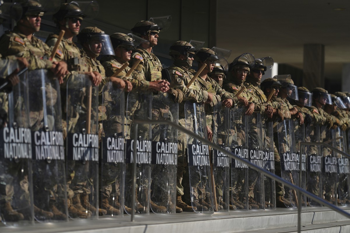 California National Guard are positioned at the Federal Building on Tuesday, June 10, 2025, in downtown Los Angeles. (AP Photo/Eric Thayer)
APTOPIX Immigration Raids Los Angeles