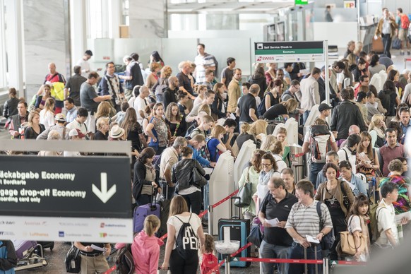 ANLAESSLICH DER BILANZ MEDIENKONFERENZ DER FLUGHAFEN ZUERICH AG AM DIENSTAG, DEM 17. MAERZ 2015, STELLEN WIR IHNEN FOLGENDES ARCHIVBILD ZUR VERFUEGUNG - Passengers queue in the check-in hall 1 at Zuri ...