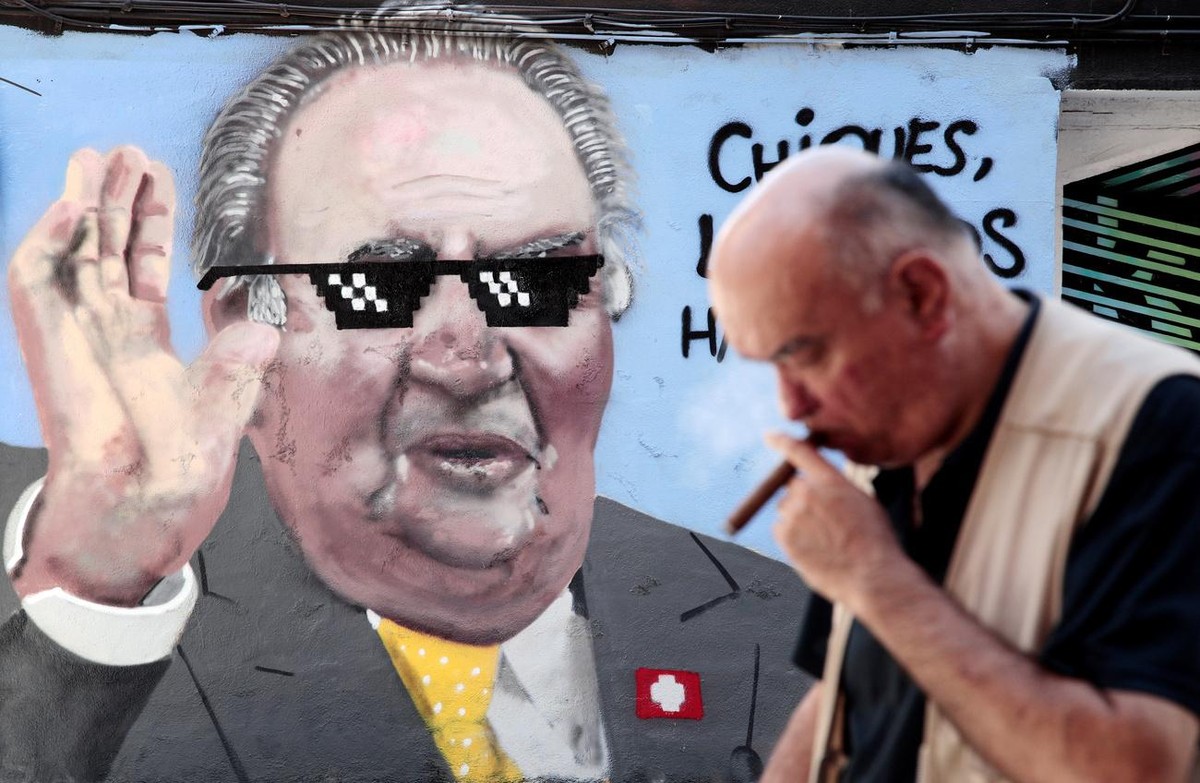 epa08587056 A mural by artist J. Warx depicting Emeritus Spanish King Juan Carlos has appeared at a wall in a street in Valencia, Spain, 06 August 2020, days after the former monarch announced his dec ...