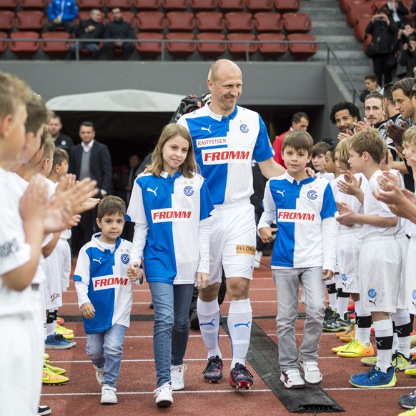 Stephane Grichting, von GC, laeuft ins Stadion ein, im Super League Fussballspiel zwischen dem Grasshoppers Club Zuerich und dem FC Sion am Mittwoch, 20. Mai 2015, im Letzigrund Stadion in Zuerich. (K ...