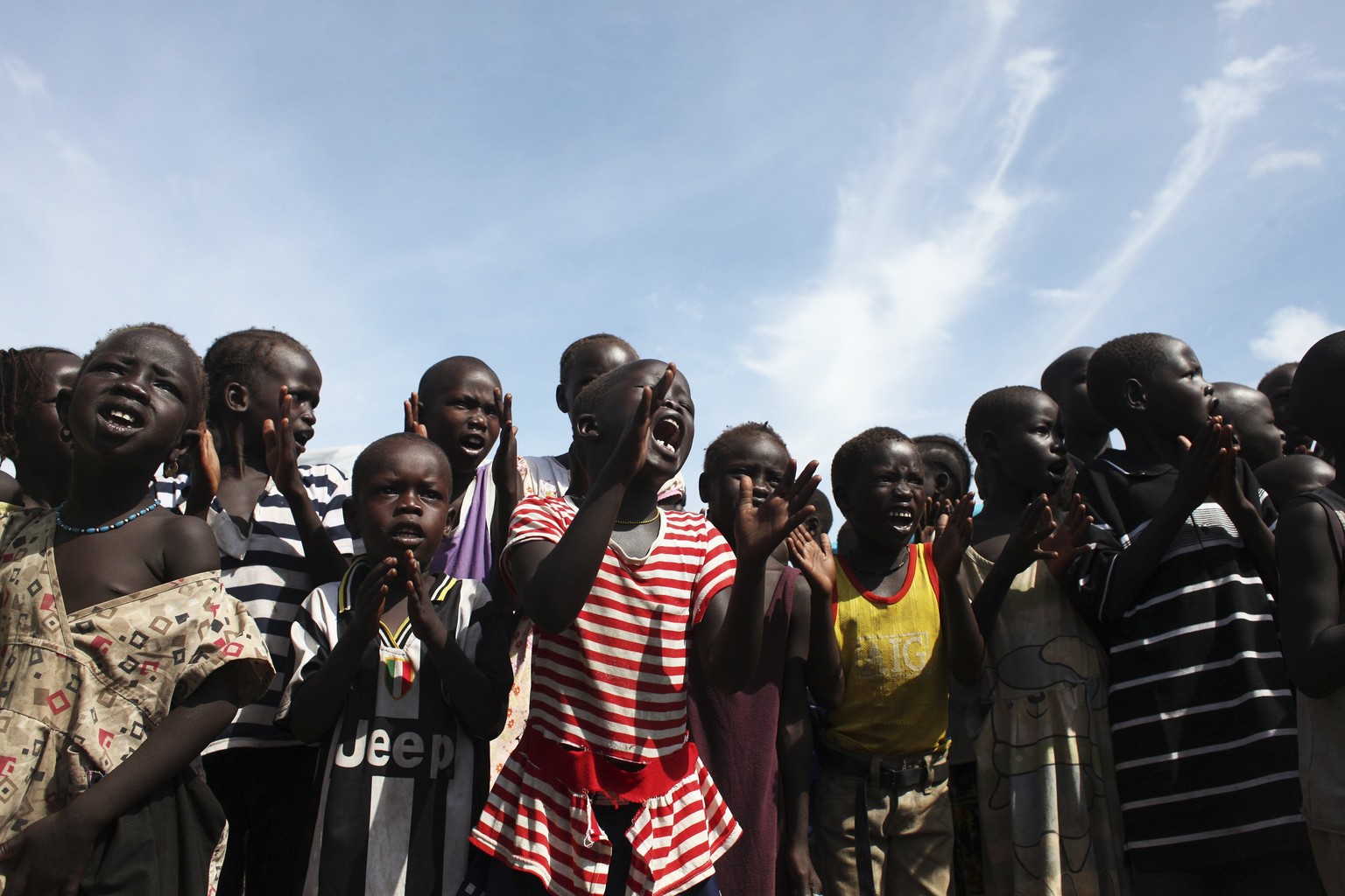 Kinder in einem Flüchtlingscamp singen Lieder gegen den Präsidenten Salva Kiir.&nbsp;