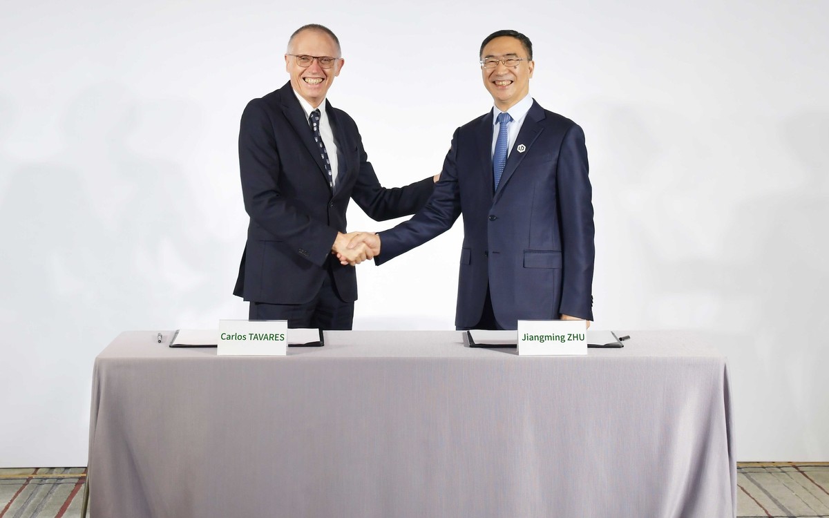 Stellantis-Chef Carlos Tavares (links) und Leapmotor-Gründer und -Chef Jiangming Zhu geben Kooperation bekannt. (26. Oktober 2023)