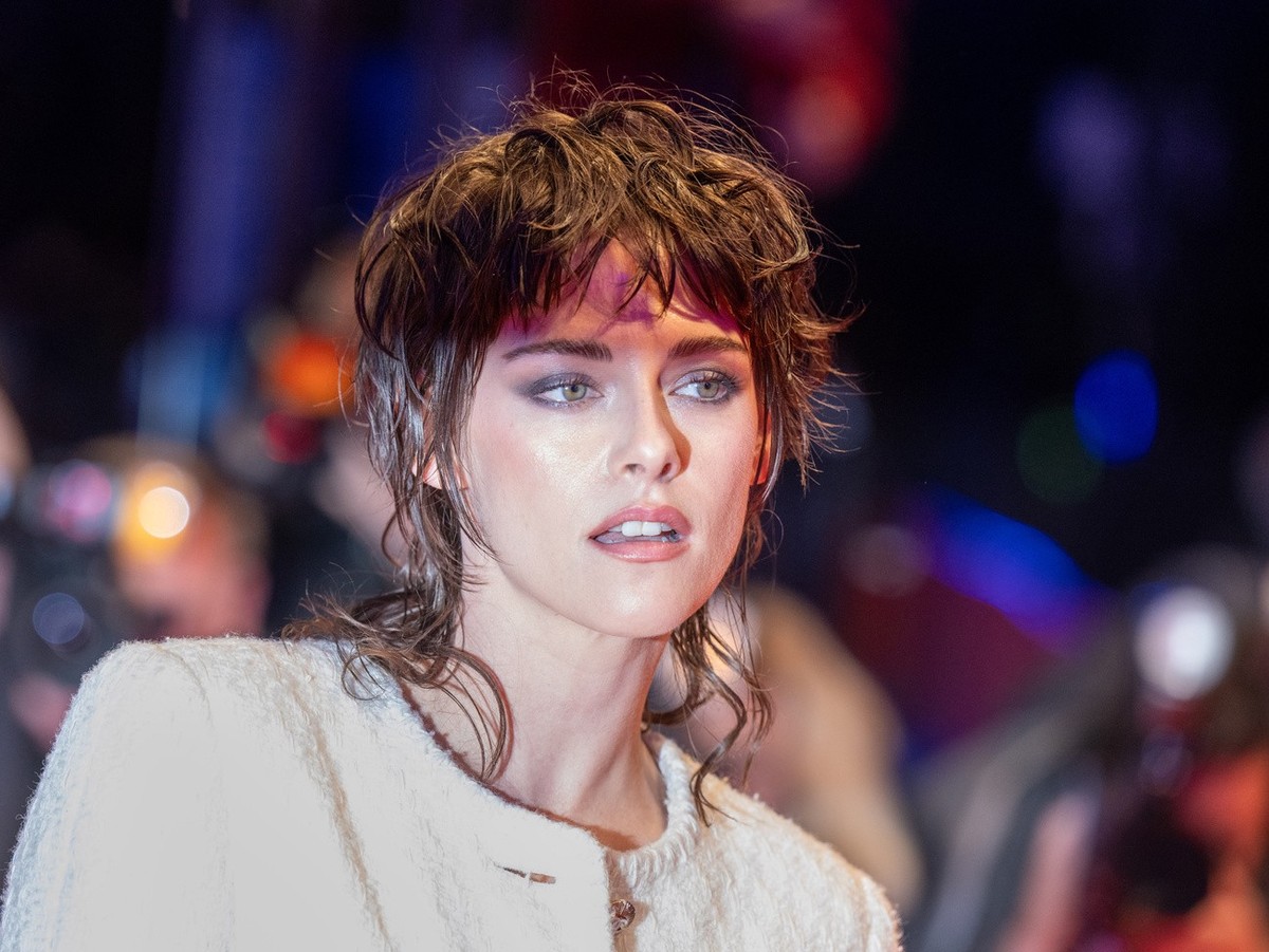 ARCHIV - 18.02.2024, Berlin: Die Schauspielerin Kristen Stewart steht beim Special Red Carpet f�r den Film �Love Lies Bleeding� auf dem roten Teppich vor dem Berlinale Palast. (zu dpa: �Alkfreies Hell ...