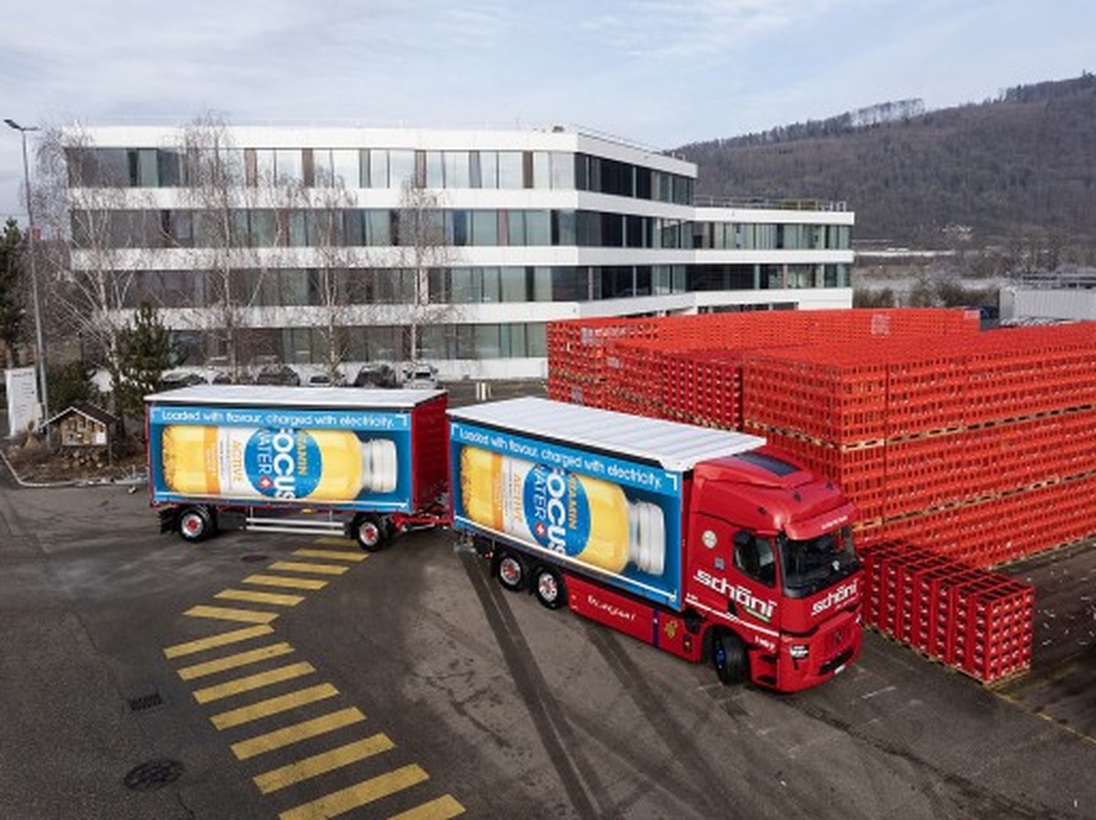 Siège social du groupe Rivella à Rothrist. Au premier plan, l'un des quatre nouveaux camions électriques.