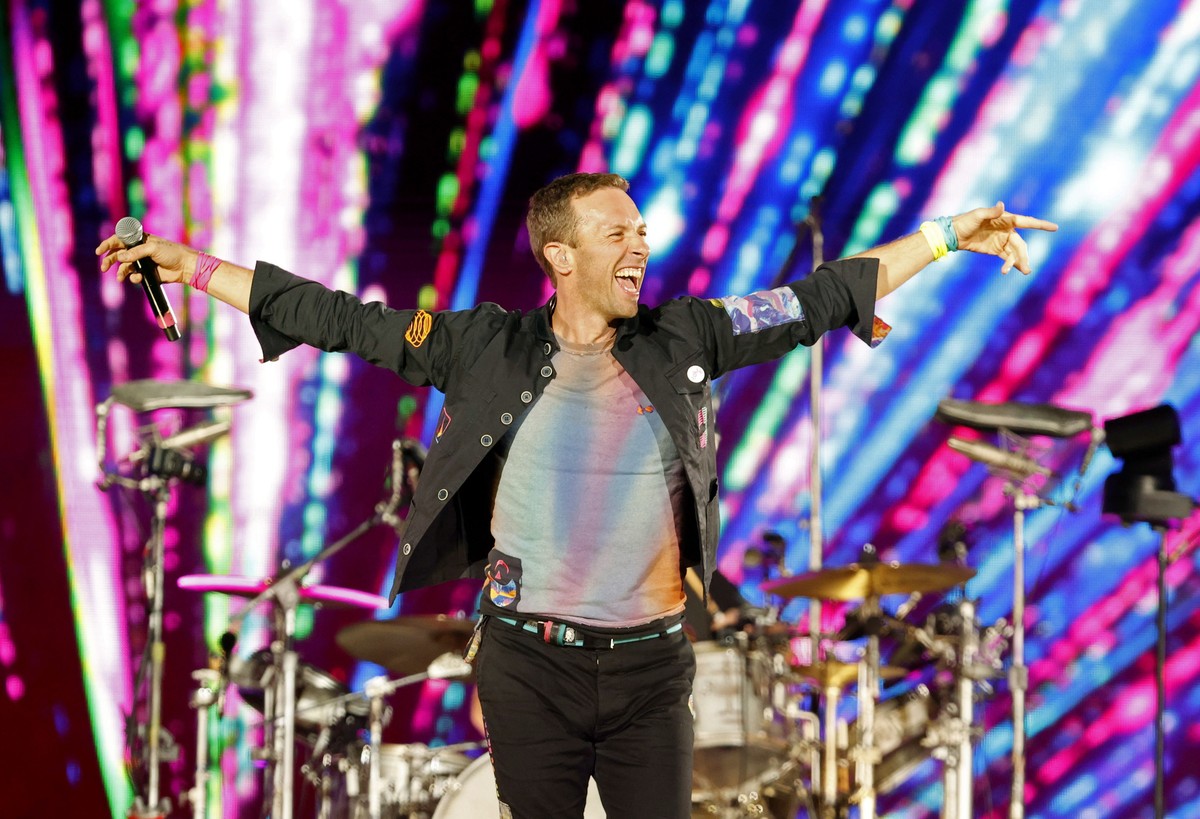 epa10189219 Chris Martin of British band Coldplay performs on stage during a concert of the band's 'Music of the Spheres' world tour, at Estadio Nemesio Camacho El Campin in Bogota, Col ...