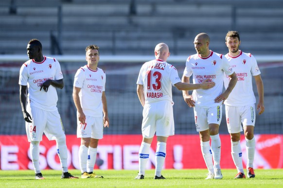 De gauche a droite, les joueurs valaisans Birama Ndoye, Sandro Theler, Arian Kabashi, Pajtim Kasami et Anto Grgic montrent leur deception a la fin de la rencontre de football de Super League entre FC  ...