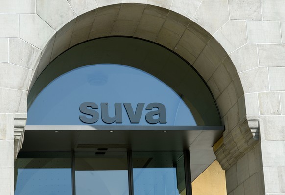 Das Logo der SUVA am Hauptsitz in Luzern, aufgenommen anlaesslich der Bilanzmedienkonferenz des Unfallversicherer SUVA am Freitag 13. Juni 2014 in Luzern. (KEYSTONE/Urs Flueeler)