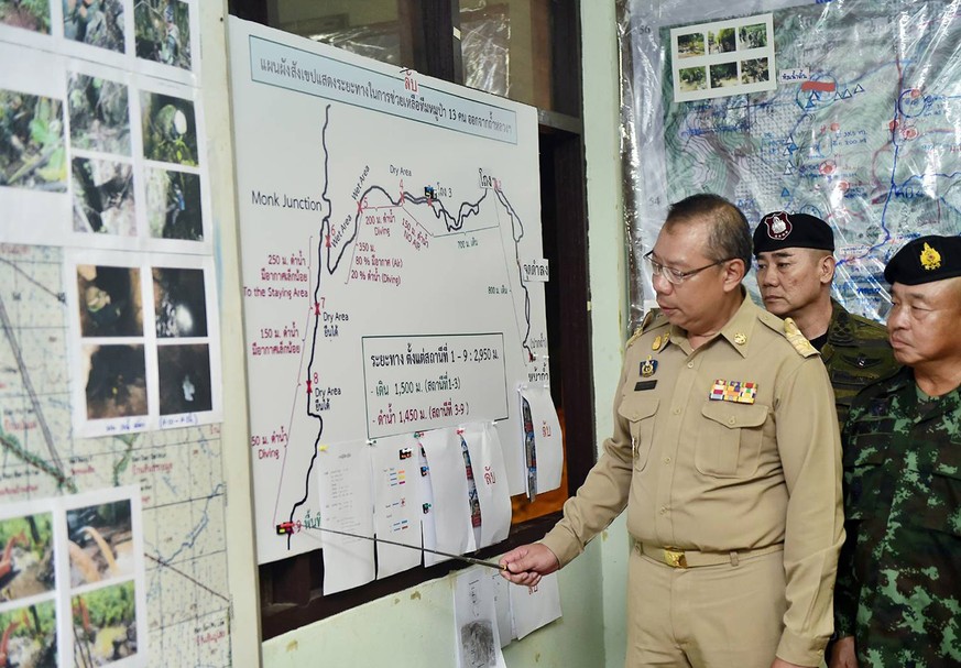 epa06876130 A handout photo made available by the Thai Government Spokesperson&#039;s office shows Narongsak Osottanakorn (R), Commander of the Joint Administration Center for Rescue Operations at Tha ...