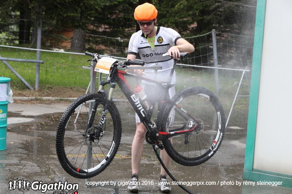 GOESCHENEN, 11.06.2016 - Wechselzone von der Velo- auf die Laufstrecke in Goeschenen am Sabato Ticinese am Gigathlon 2016. 

copyright by gigathlon.ch &amp; www.steineggerpix.com / photo by remy stein ...