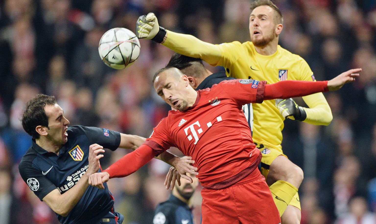 Jan Oblak schreitet kompromisslos ein, Franck Ribéry hat das Nachsehen.