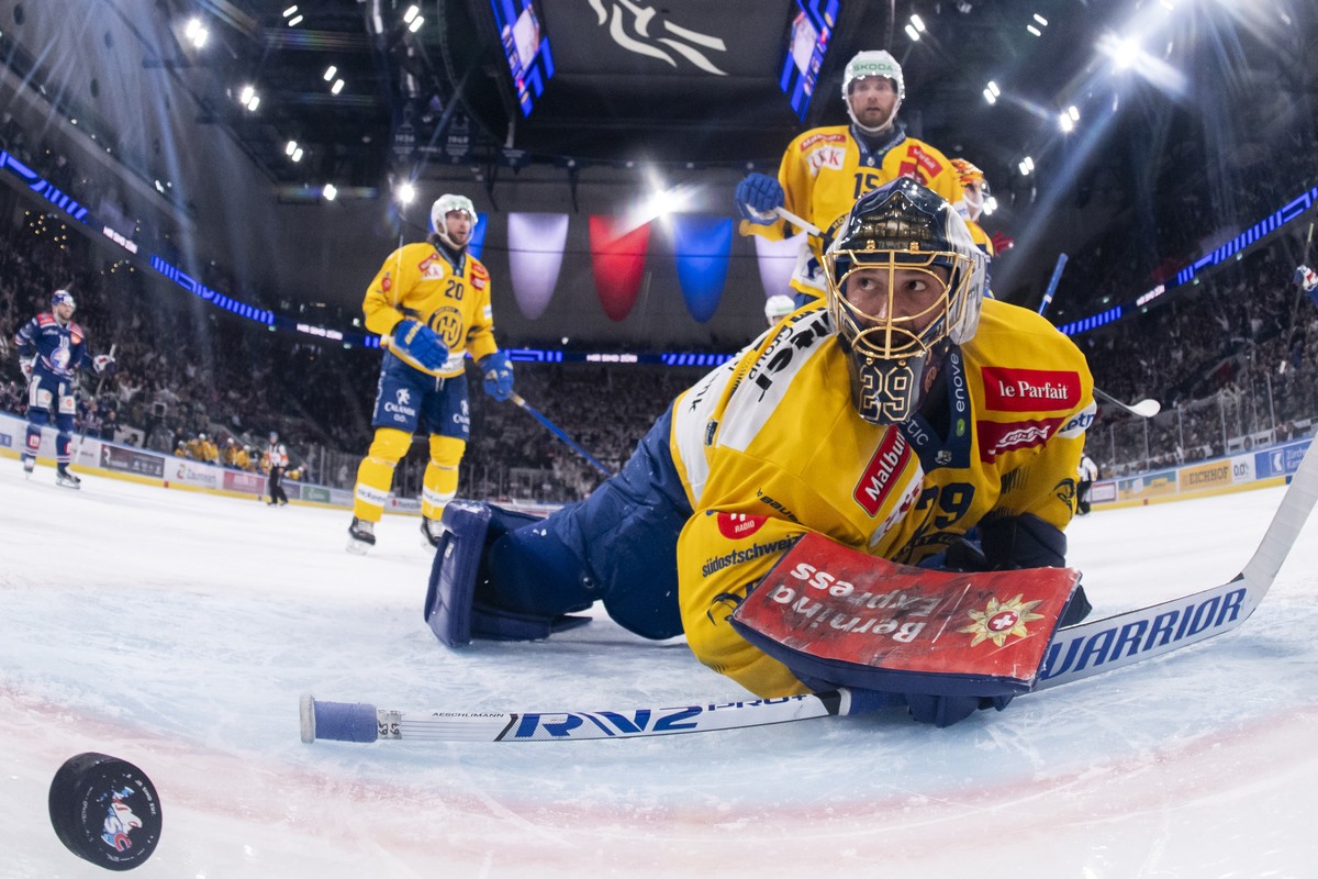 Torhueter Sandro Aeschlimann (HCD) blickt dem 2:1 Tor hinterher im dritten Playoff Halbfinal Eishockeyspiel der National League zwischen den ZSC Lions und dem HC Davos, am Donnerstag, 3. April 2025, i ...