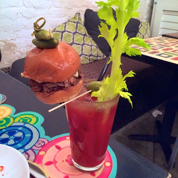 USA cocktail bloody mary wodka tomatensaft hamburger sellerie alkohol trinken essen food