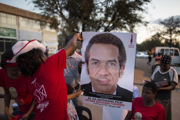 Wahlplakate mit dem botswanischen Präsidenten Ian Khama.