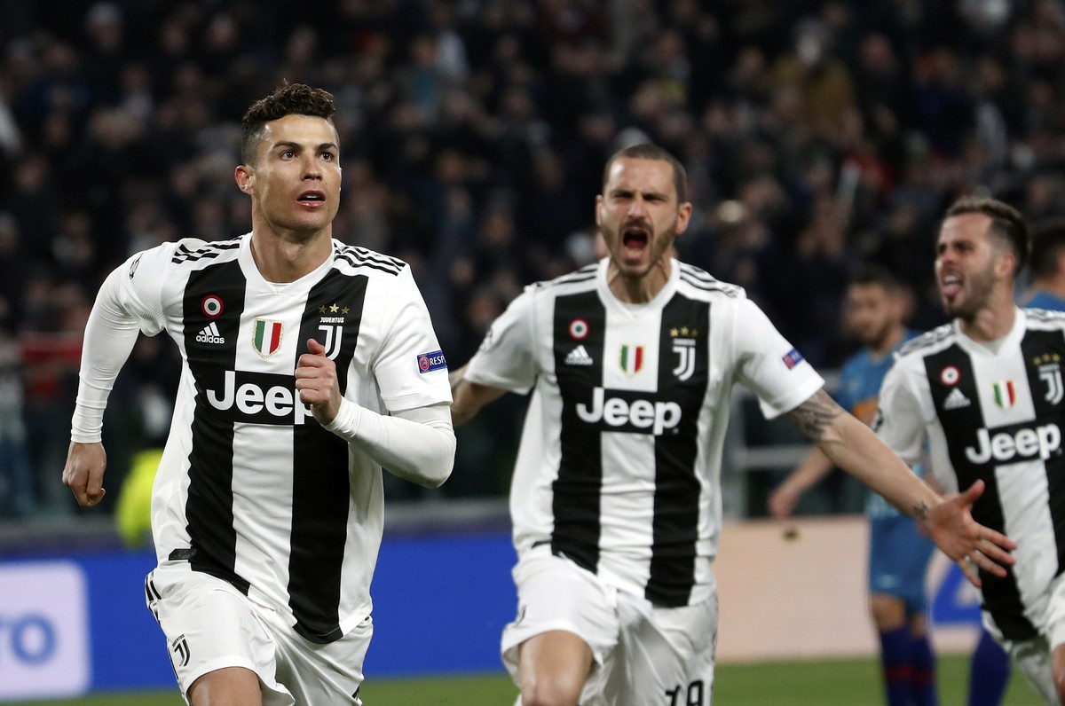Juventus' Cristiano Ronaldo, left, celebrates after scoring his side's third goal during the Champions League round of 16, 2nd leg, soccer match between Juventus and Atletico Madrid at the A ...