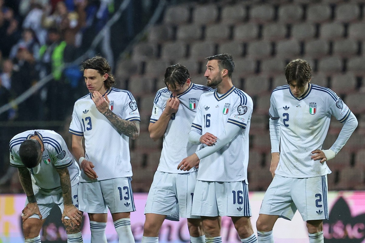 Italy players react during a penalty shootout during the World Cup qualifying playoff final soccer match between Bosnia and Italy in Zenica, Bosnia, Tuesday, March 31, 2026. (AP Photo/Armin Durgut)