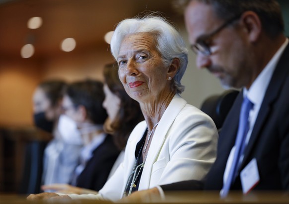 Christine Lagarde ist Teil des EZB-Rats und Präsidentin der EZB. Sie verkündet alle sechs Wochen den Leitzins. 