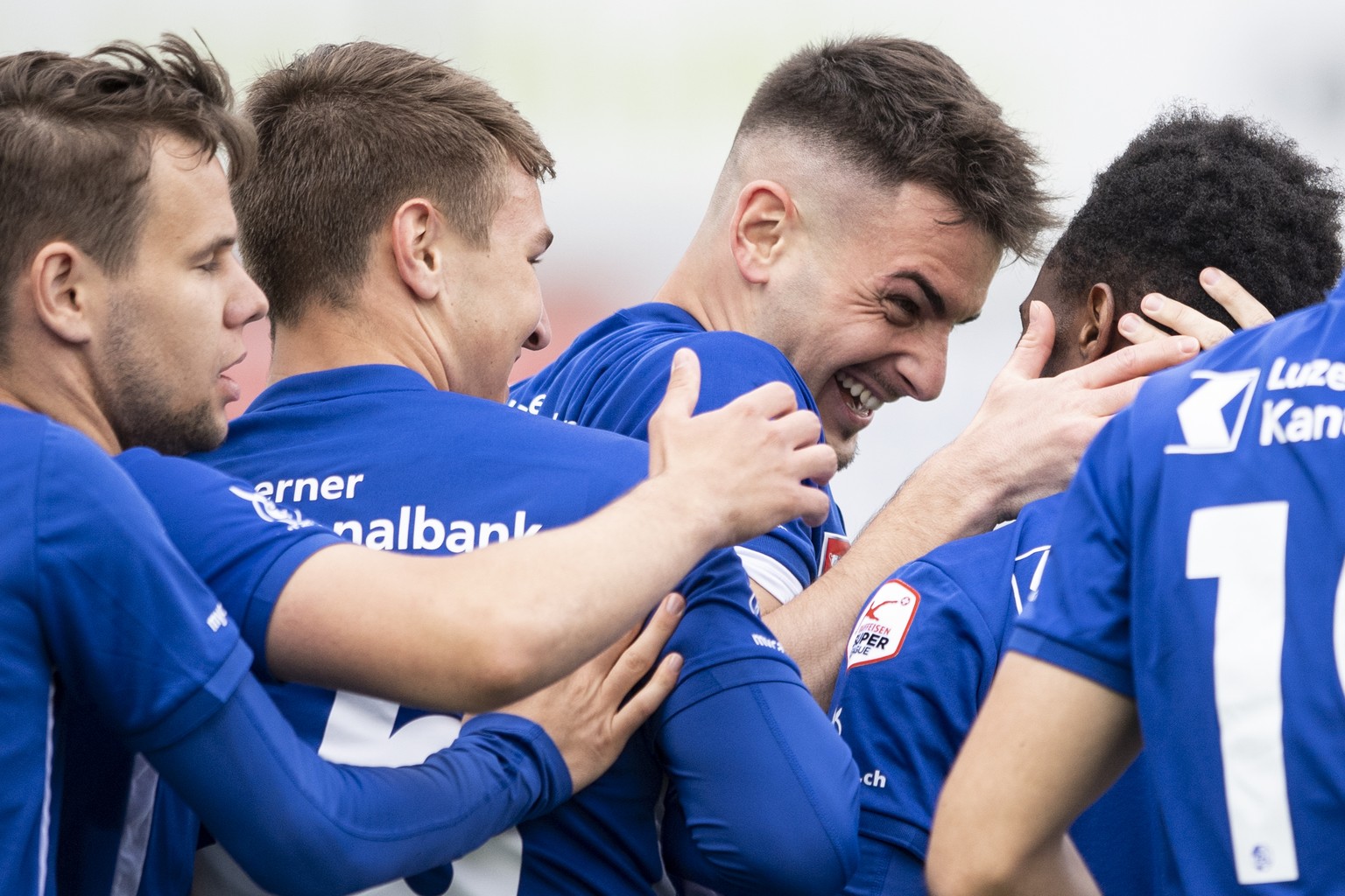 Die Luzerner jubeln im Halbfinale des Schweizer Cup 2020/21 zwischen dem FC Aarau und dem FC Luzern im Stadion Bruegglifeld in Aarau, am Dienstag, 4. Mai 2021. (KEYSTONE/Ennio Leanza)