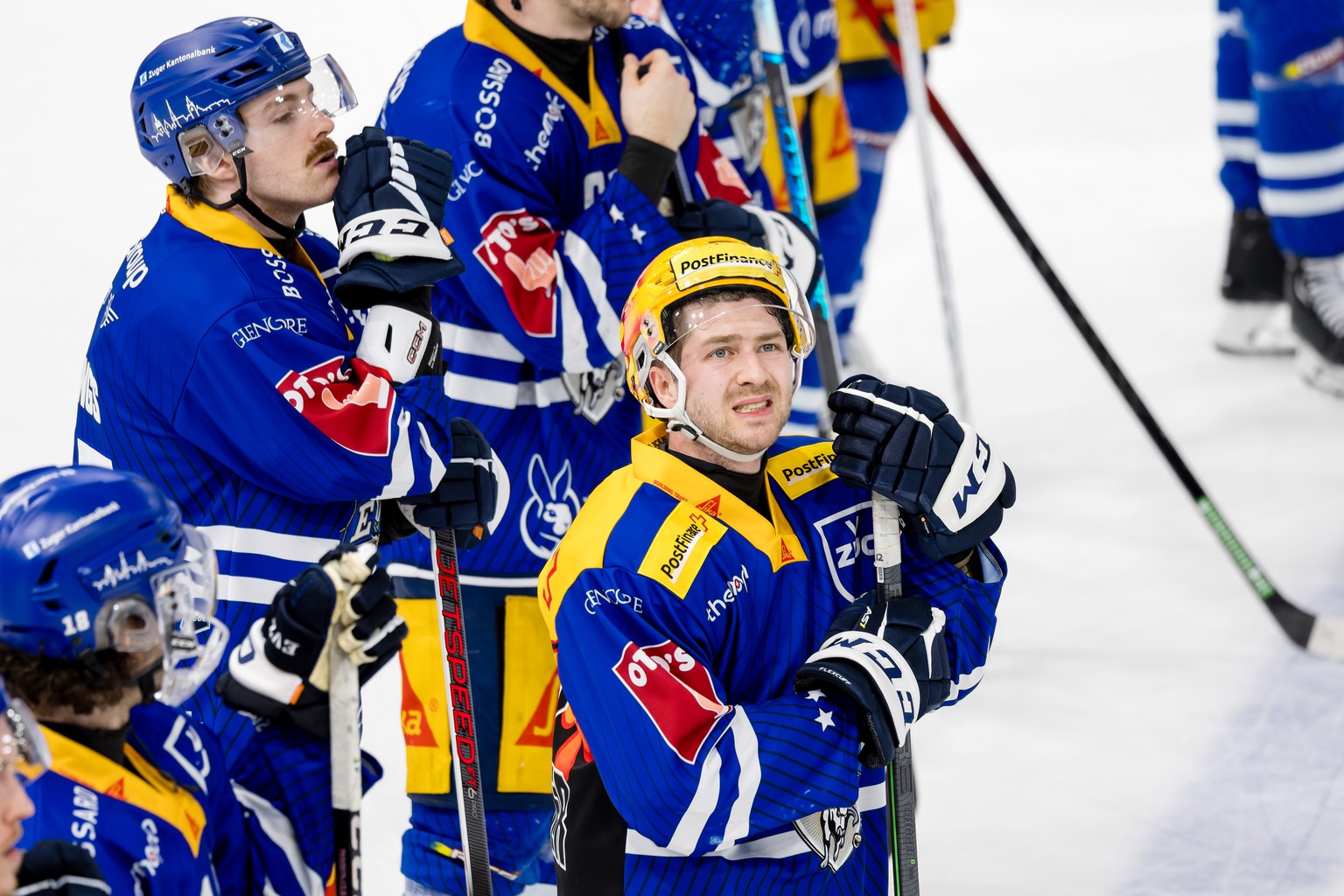 EV Zugs PostFinance Top Scorer Lino Martschini, Mitte, ist enttaeuscht nach dem Eishockey Playoff Viertelfinalspiel der National League zwischen dem EV Zug und dem SC Bern am Sonntag, 17. Maerz 2024 i ...