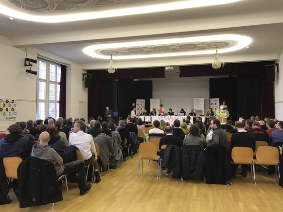 Die SDA-Crew trifft sich im «Weissen Saal» des Zürcher Volkshauses.&nbsp;