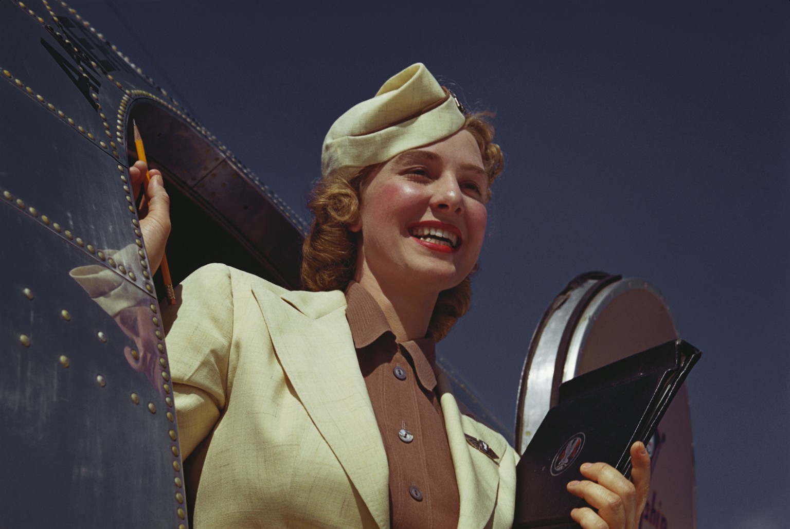 Späte 1940er Jahre: Eine Stewardess der American Airlines steigt aus dem Flugzeug in New York City.&nbsp;