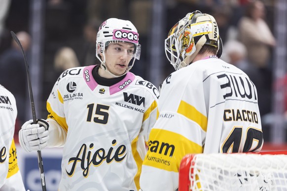 La joie de Gael Christe (HCA), gauche qui salue le gardien Damiano Ciaccio (HCA), a la fin du match du championnat suisse de hockey sur glace de National League entre Lausanne HC, LHC, et le HC Ajoie, ...