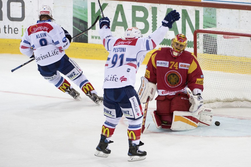 Tigers Goalie Ivars Punnenovs, rechts, geschlagen, von Lions Kevin Klein, zum 3:4, links, Inti Pestonis, rechts jubelt, waehrend dem Meisterschaftsspiel der National League, zwischen den SCL Tigers un ...