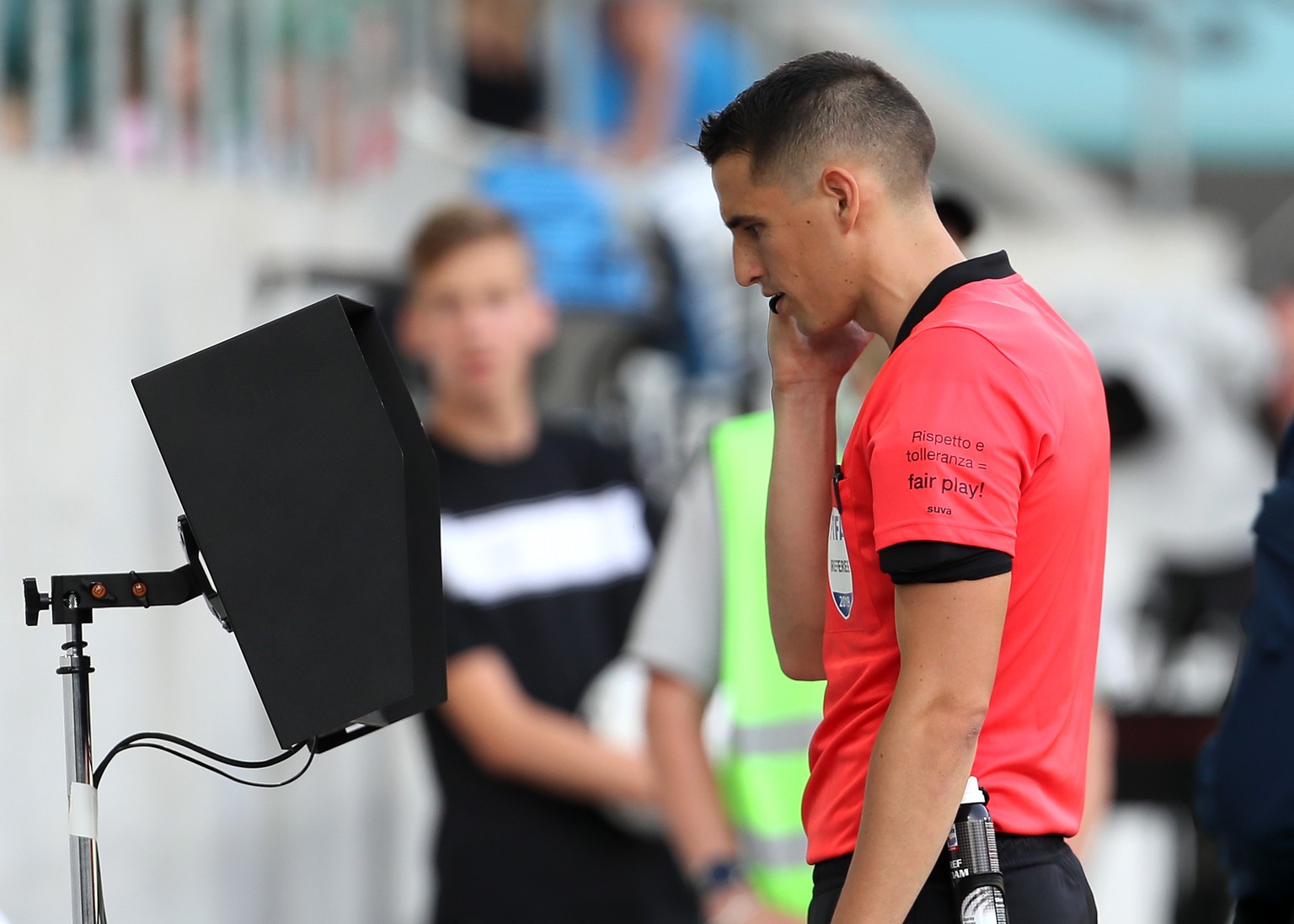 Hier kontrolliert zusammen mit dem Video Assistant Referee, VAR, Schiedsrichter Lionel Tschudi die umstrittene Penaltyszene zuungunsten des FC St. Gallen, aufgenommen am Samstag, 20. Juli 2019, beim F ...