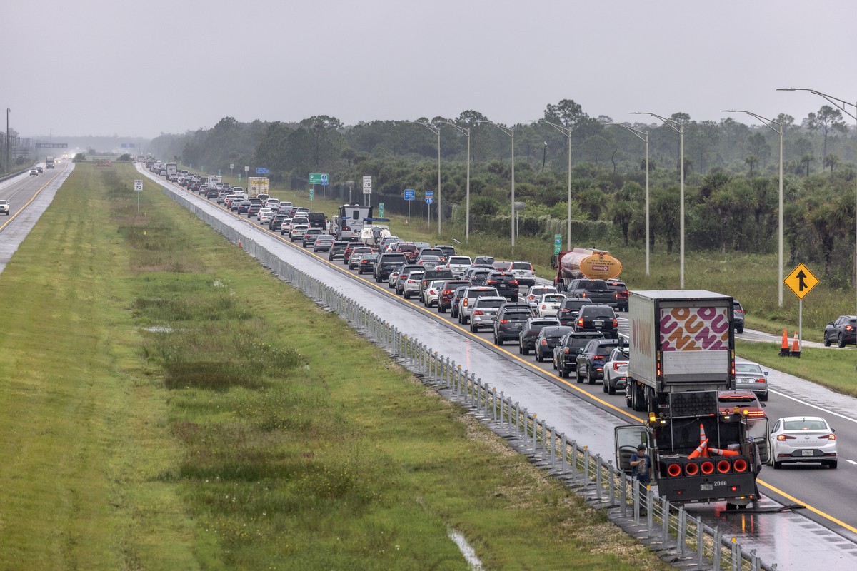 epaselect epa11649870 Ahead of expected landfall of Hurricane Milton, a heavy stream of evacuation traffic slowly moves southward from North-West Florida on Interstate 75, in in Naples, Florida, USA,  ...