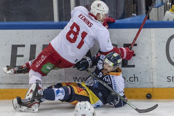 Ronalds Kenins, links, von Lausanne im Spiel gegen Garrett Roe, rechts, von Zug beim ersten Eishockey Playoff-Halbfinalspiel der National League zwischen dem EV Zug und dem Lausanne HC am Dienstag, 26 ...