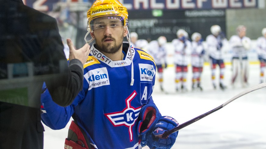 EHC Kloten Cheftrainer Kevin Schlaepfer, links, gratuliert Stuermer Vincent Praplan zum Siegestor nach dem Penaltyschiessen im Eishockey-Meisterschaftsspiel der National League zwischen dem EHC Kloten ...