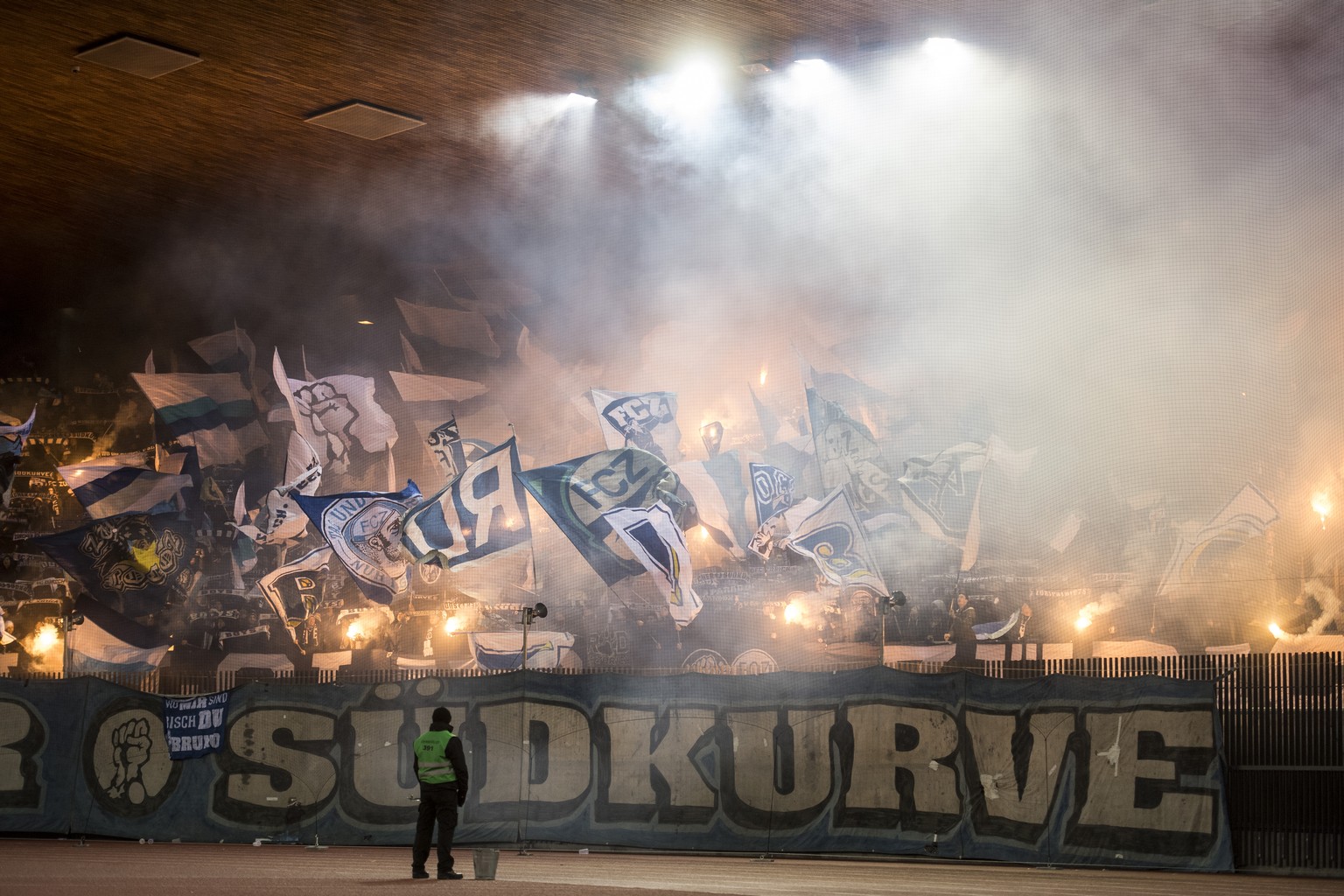 Die Zuercher Fans zuenden Pyros beim 1/4-Final Cup Spiel zwischen dem FC Zuerich und dem FC Thun im Letzigrund, am Mittwoch, 29. November 2017 in Zuerich. (KEYSTONE/Ennio Leanza)