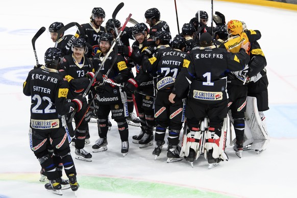 HC Fribourg-Gotteron Spieler jubeln nach dem Sieg (5-3), beim Eishockey Meisterschaftsspiel der National League A zwischen den HC Fribourg Gotteron und dem SC Bern, am Dienstag, 19. Oktober 2021, in d ...