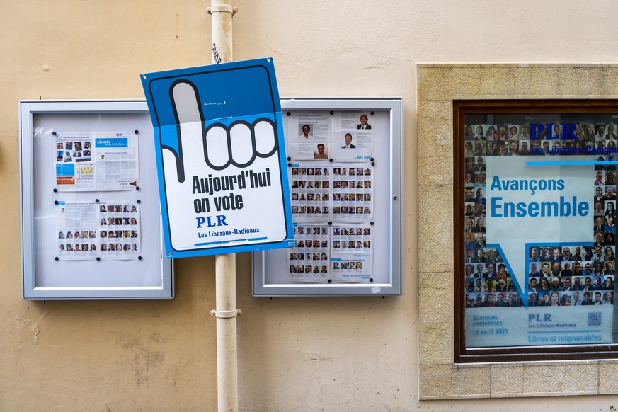 Des affiches pour les candidats au Conseil d&#039;Etat et au Grand Conseil, du PLR Neuchatel, lors du premier tour des elections cantonales neuchateloises le dimanche 18 avril 2021 a Neuchatel. (KEYST ...