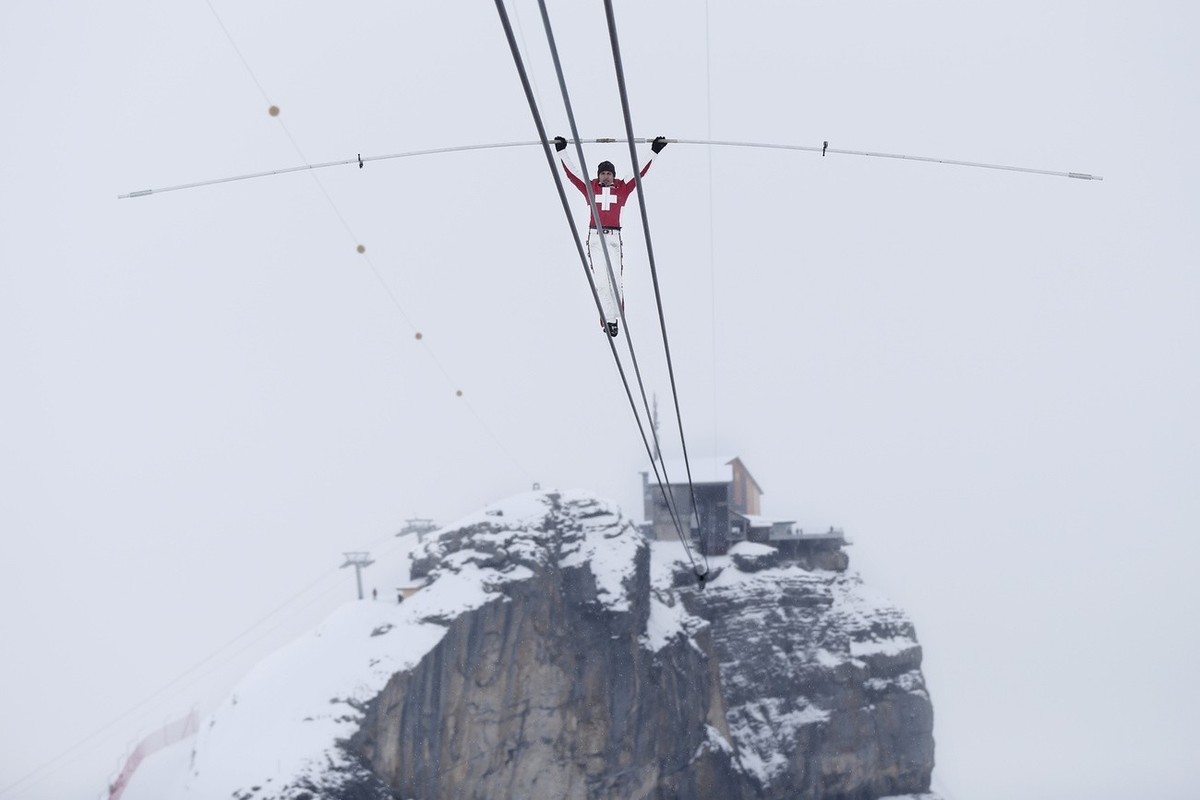 Swiss tightrope artist Freddy Nock walks on a rope towards the Schilthorn in the Bernese Alps, Switzerland, December 10, 2014. (KEYSTONE/Peter Klaunzer)