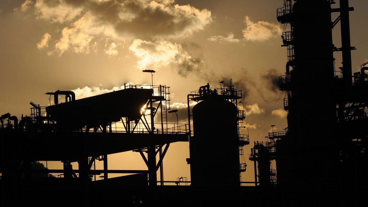 epa02562334 A undated handout image provided by the Royal Dutch Shell showing Shell operations in Qatar. Anglo-Dutch oil giant Shell 03 February 2011 reported profits of 18.6 billion dollars for 2010, ...
